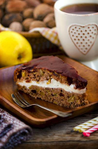 День народження яблучні волоські горіхи родзинки коричневий пиріг, глазурований шоколадом
 - Фото, зображення