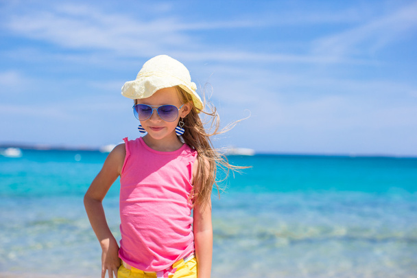 Urocza dziewczynka bawić się na tropikalnej plaży podczas wakacji - Zdjęcie, obraz