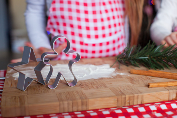 Форми для випічки пряників на Різдво на домашній кухні
 - Фото, зображення