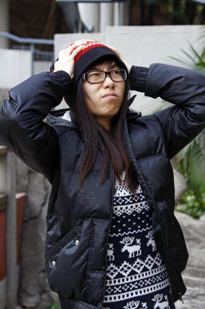 Chica china pensando
 - Foto, Imagen