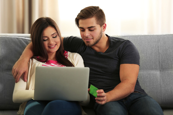 szczęśliwa para za pomocą karty kredytowej  - Zdjęcie, obraz