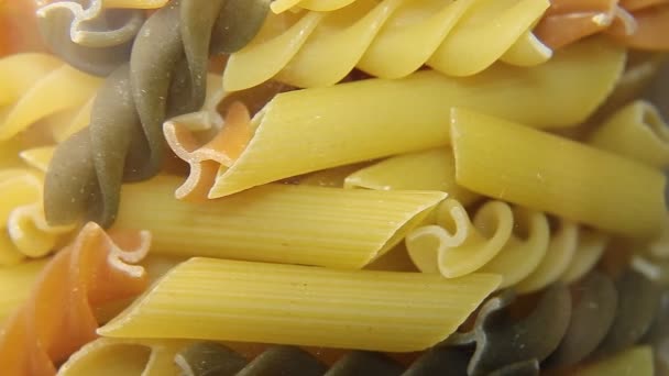 Otočené nevařené italské makarony těstoviny. - Záběry, video
