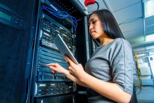ネットワーク サーバー ルームのエンジニアの女性実業家 - 写真・画像