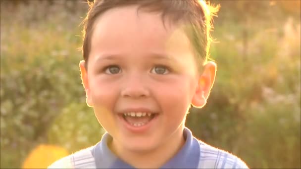 Onnellinen poika nauraa
 - Materiaali, video