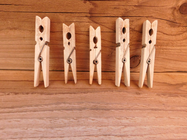 clavijas en la cocina sobre una base de madera
 - Foto, imagen