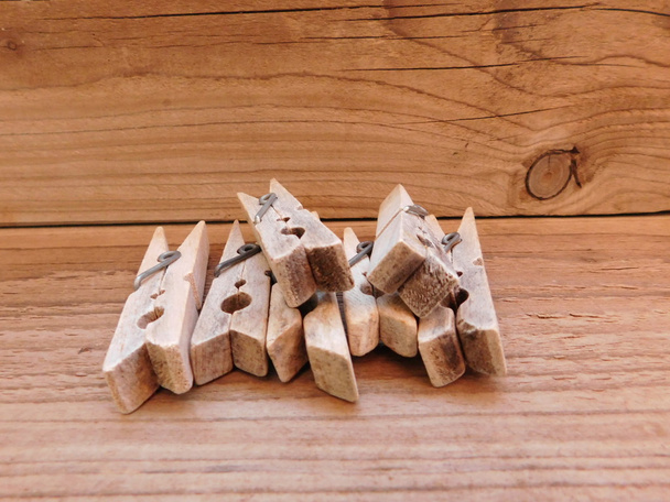kolíčky v kuchyni na dřevěný podklad - Fotografie, Obrázek