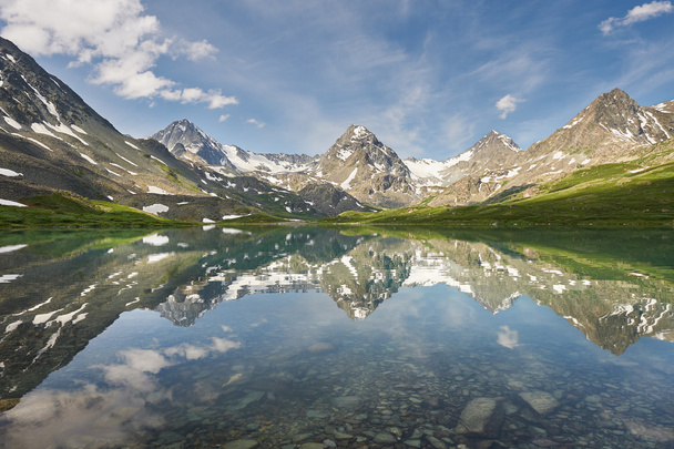 Hermoso paisaje de verano, montañas de Altai Rusia
. - Foto, imagen