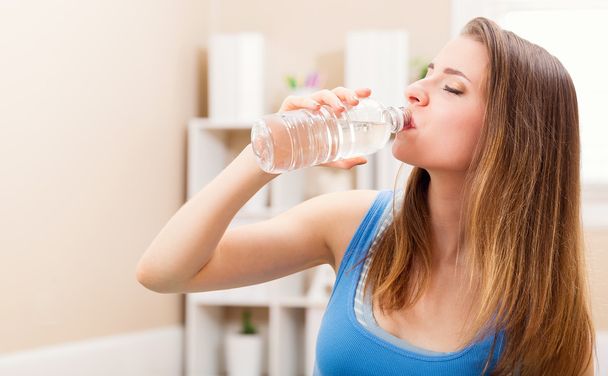 Wody pitnej sprawny młoda kobieta  - Zdjęcie, obraz