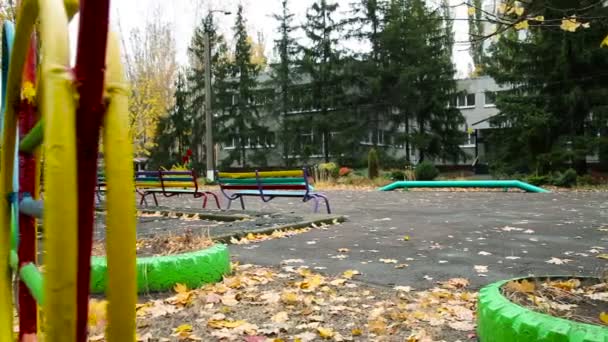 Plac zabaw dla dzieci na jesień - Materiał filmowy, wideo