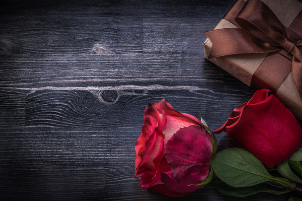 Embalado regalo con rosas
 - Foto, imagen
