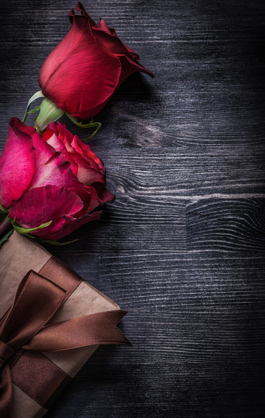 Packed present with roses - Foto, afbeelding