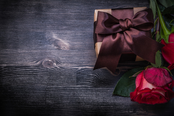 Packed present with roses - Foto, afbeelding