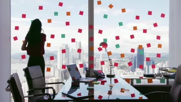2 Persona de negocios que adjunta notas adhesivas en una ventana grande
 - Imágenes, Vídeo