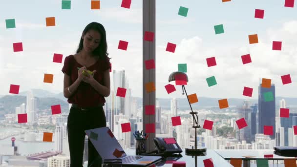 3 Persona de negocios que adjunta notas adhesivas en una ventana grande
 - Metraje, vídeo