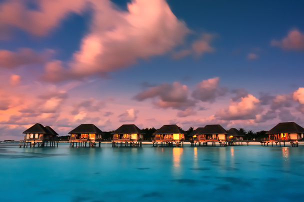 Maledivské vodní bungalovy za soumraku - Fotografie, Obrázek