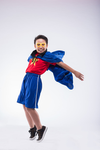 Alegre chico usando traje de superhéroe
 - Foto, imagen