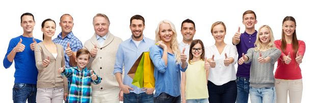 szczęśliwi ludzie z torbami na zakupy pokazującymi kciuki do góry - Zdjęcie, obraz