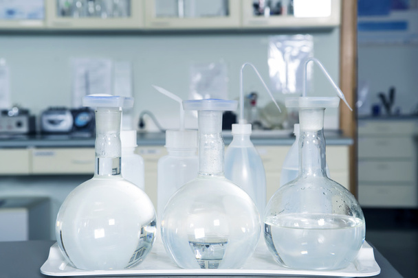 Equipo de laboratorio, frascos de vidrio en el interior del laboratorio
. - Foto, Imagen