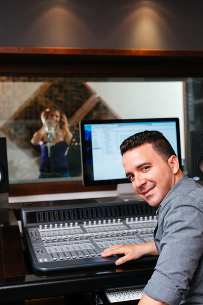 Produzent nimmt Song im Studio auf - Foto, Bild