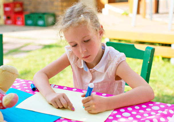 niedliches kleines Mädchen zeichnet mit Filzstift. - Foto, Bild