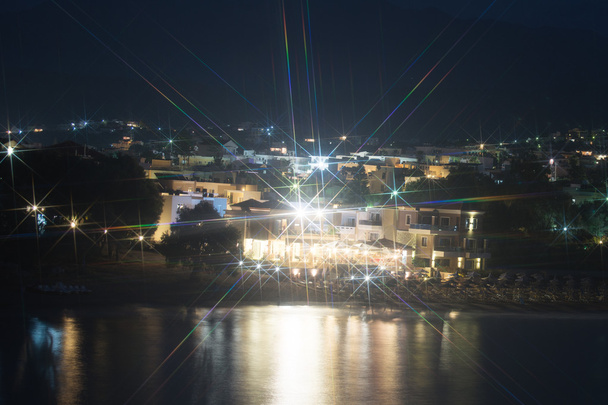 Νυχτερινή άποψη της παραλίας με ξενοδοχείο. - Φωτογραφία, εικόνα