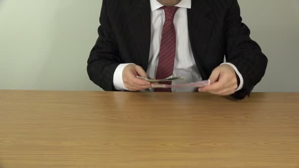 mannelijke hand met pak Count eurobankbiljet op zijn beurt op tafel. 4k - Video