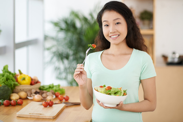 Kobieta jedzenie świeże zdrowe sałatki - Zdjęcie, obraz