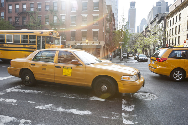 Żółty cab w Midtown Manhattan - Zdjęcie, obraz
