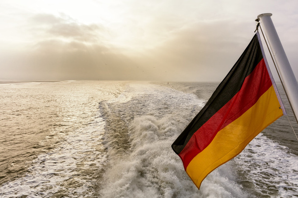 Немецкий флаг на корме корабля в открытом море
 - Фото, изображение