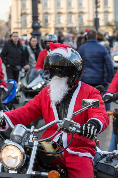 le défilé du Père Noël sur les motos autour de la place du marché principal à Cracovie. Pologne
 - Photo, image