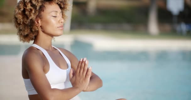 oturma ve havuzu meditasyon kadın - Video, Çekim