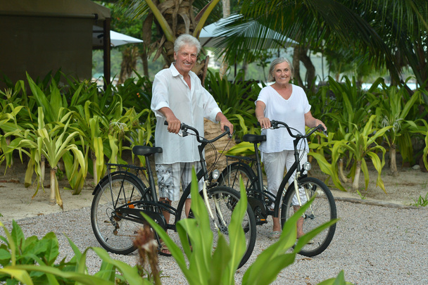 pareja de ancianos descansan con bicicletas
 - Foto, Imagen