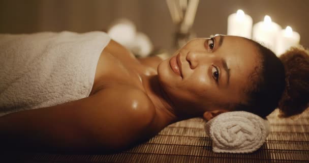Femme relaxante au spa de beauté
 - Séquence, vidéo