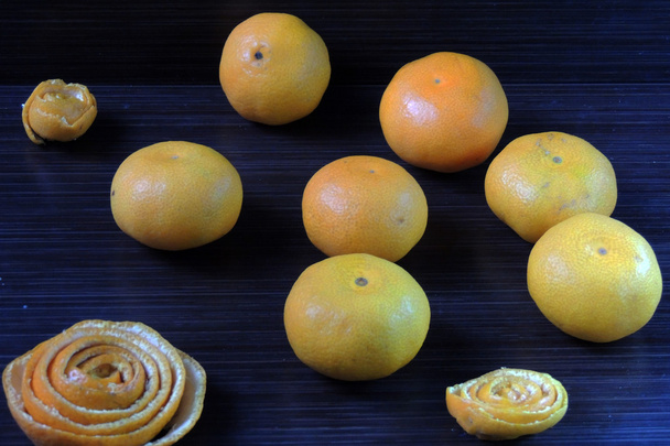 frische Mandarinen auf dunklem Hintergrund - Foto, Bild
