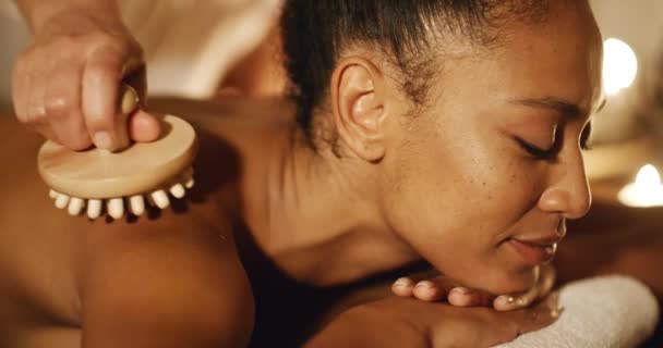 kobieta korzystających z zabiegów spa i masaż - Materiał filmowy, wideo