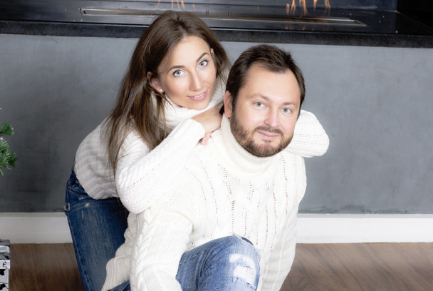 Retrato de marido y mujer en suéteres blancos
. - Foto, Imagen
