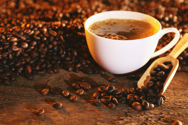чашка кави та кавових зерен
 - Фото, зображення