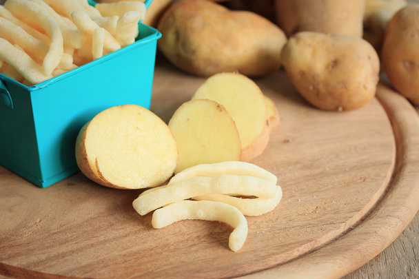 Papas fritas con patatas frescas
  - Foto, imagen