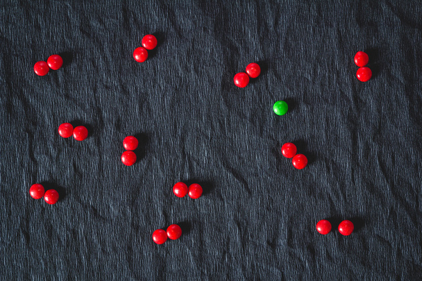 caramelle verdi circondate da caramelle rosse
 - Foto, immagini