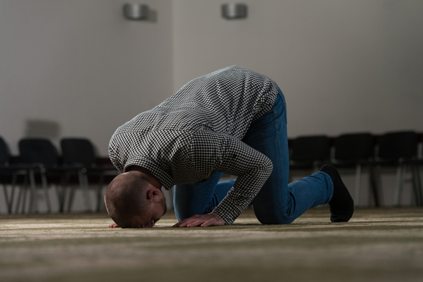 Muslim Man Is Praying In The Mosque - Valokuva, kuva