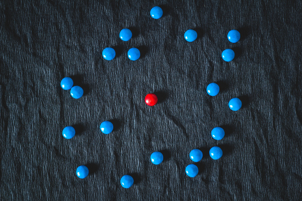 Caramelle blu circondate da caramelle rosse
 - Foto, immagini