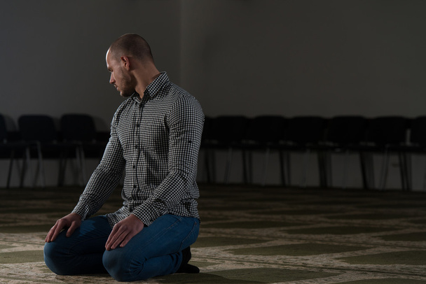 Muslim Praying In Mosque - Foto, Bild