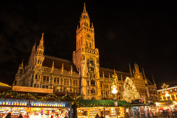Joulumarkkinat Marienplatz Münchenissä kaupungintalo
. - Valokuva, kuva