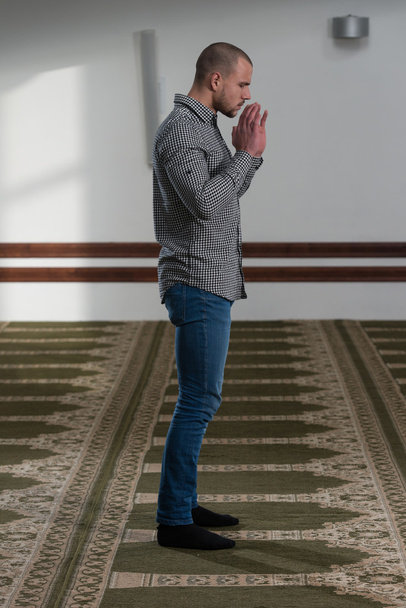Muslim Man Is Praying In The Mosque - Foto, Imagem