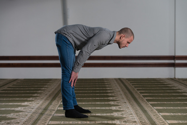 Muslim Praying In Mosque - Foto, afbeelding