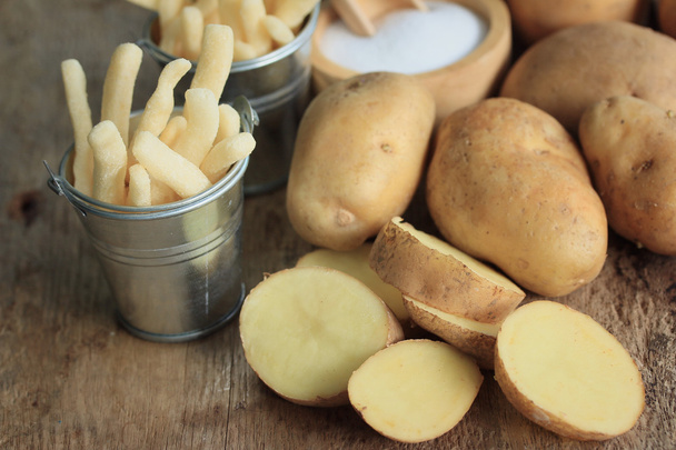 Papas fritas con patatas frescas
  - Foto, imagen