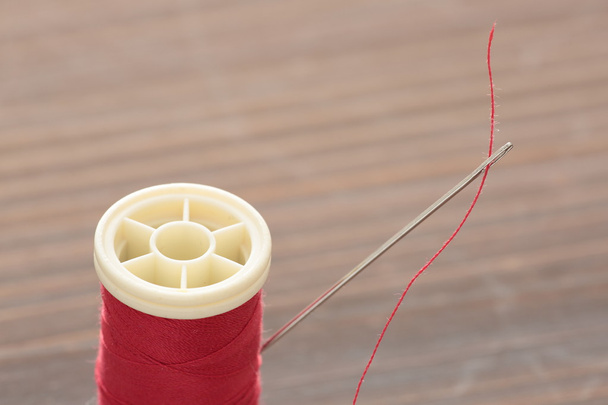 ручная шитьё иглы с ниткой
 - Фото, изображение