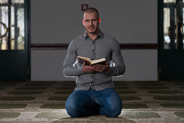 Young Muslim Guy Reading The Koran - Фото, зображення