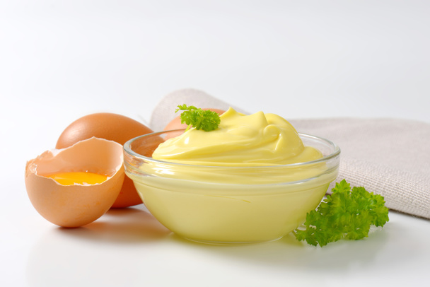 Cuenco de mayonesa de huevo
 - Foto, imagen