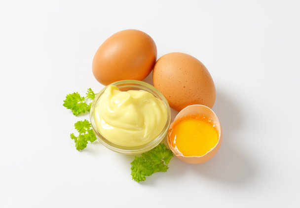 Cuenco de mayonesa de huevo
 - Foto, Imagen